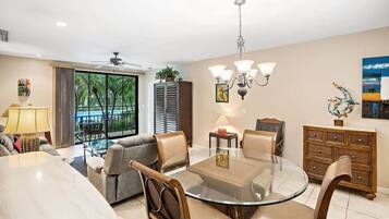 Apartemen, balkon, pemandangan kebun | Area keluarga | TV