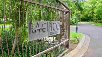 Pintu masuk properti