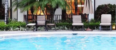 Una piscina al aire libre