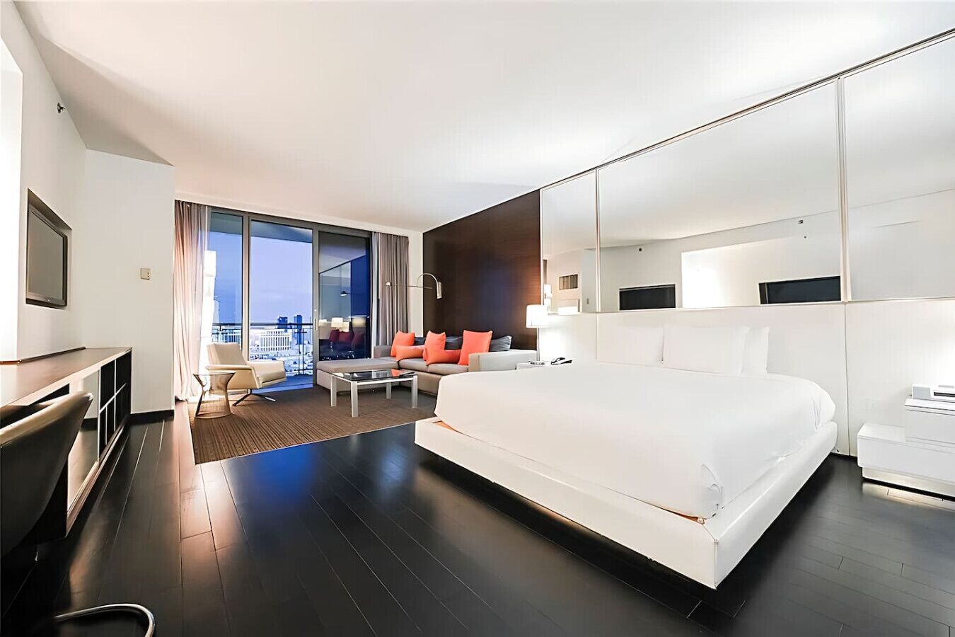 1 bedroom, desk, WiFi