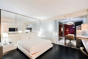 1 bedroom, desk, WiFi