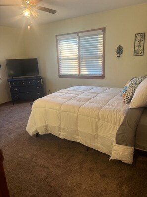 4 عدّة غرف نوم وواي فاي وملاءات أسرّة