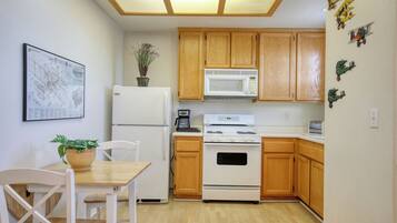 Fridge, microwave, oven, coffee/tea maker