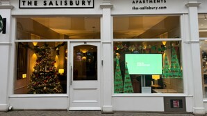 Ein Gebäude mit einem Schild, auf dem 'THE SALISBURY LUXURY HOLIDAY APARTMENTS' und eine Webadresse stehen.