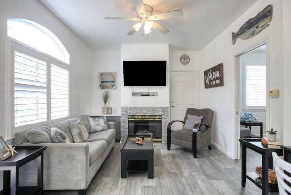 Een smart-tv en een open haard