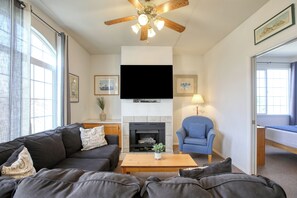 Smart TV, fireplace