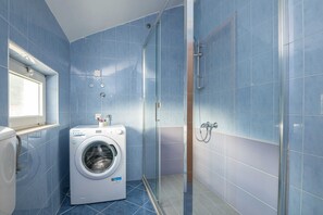Dusche, Haartrockner, Handtücher