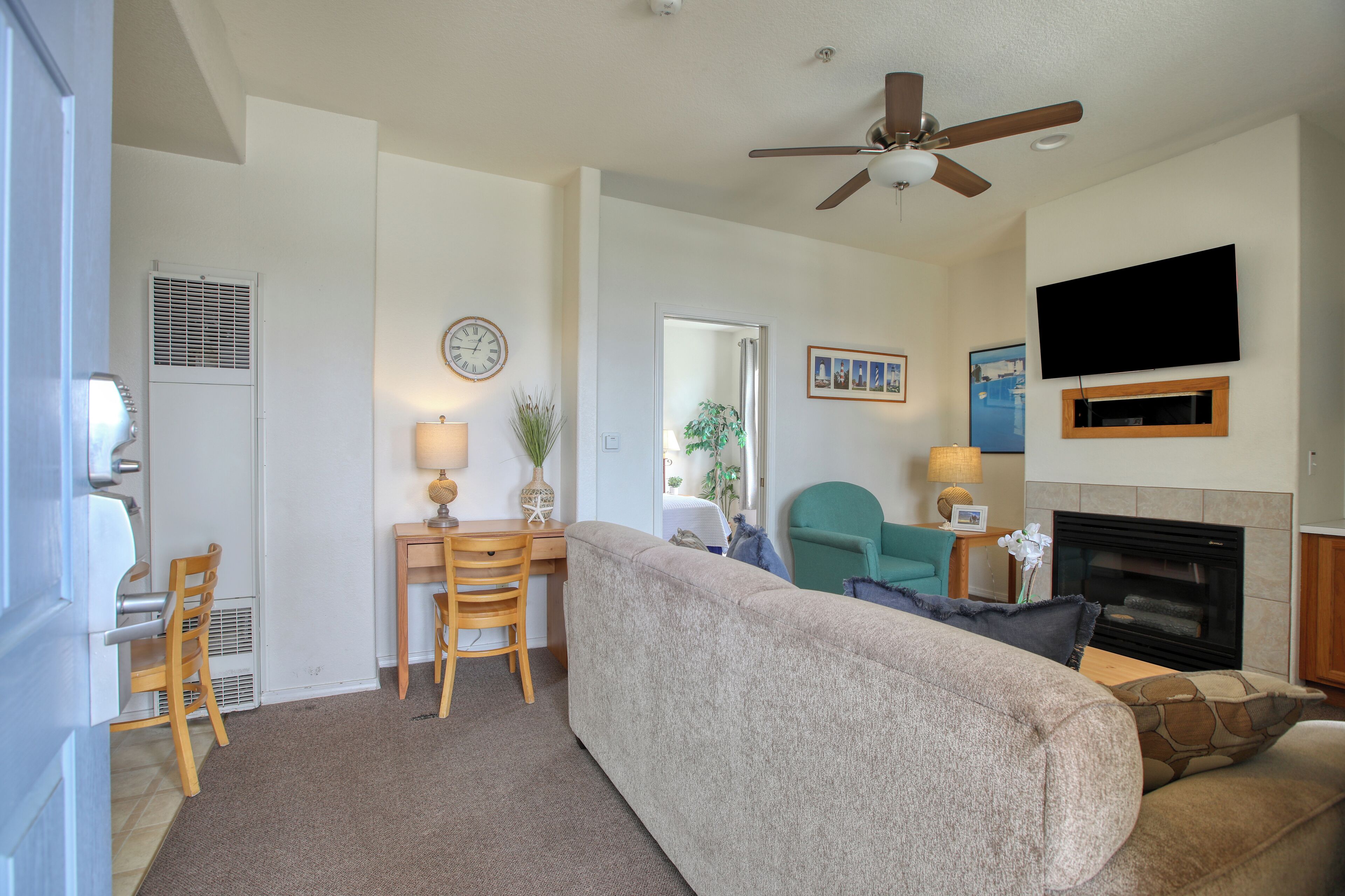 Een smart-tv en een open haard