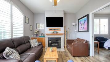 Smart TV, fireplace