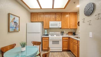 Refrigerador, microondas, cafetera y tetera y utensilios de cocina