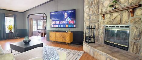 Smart TV, chimenea y oficina