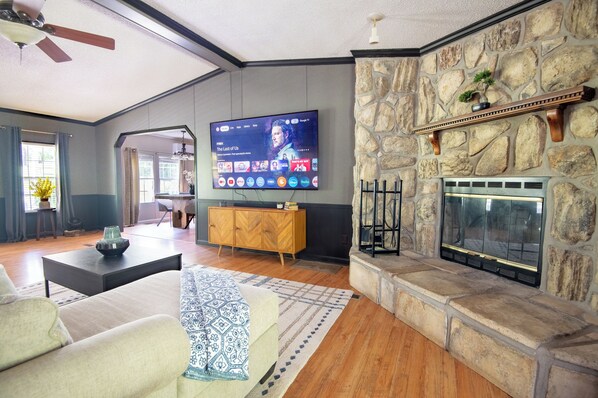 TV connectée, cheminée, espaces bureaux