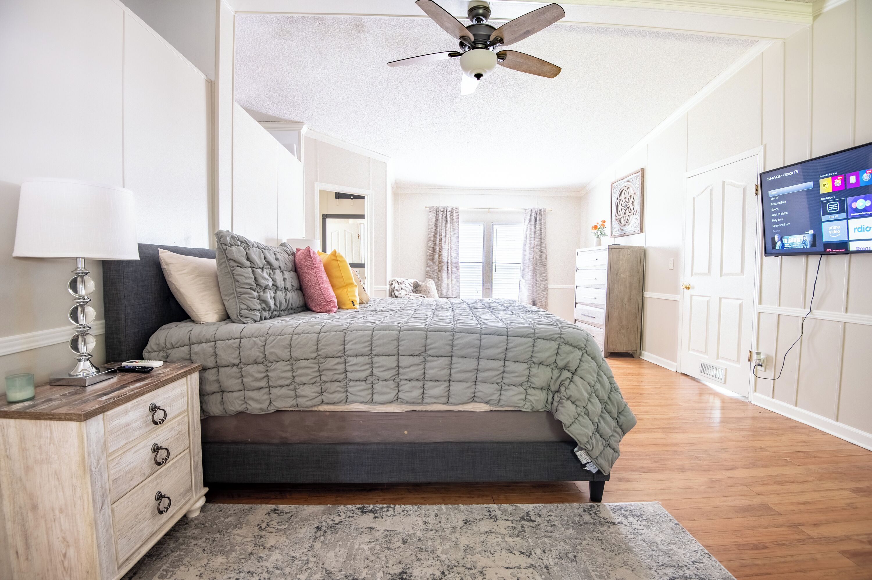 4 quartos, escrivaninha, ferros/tábuas de passar roupa