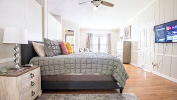 4 quartos, escrivaninha, ferros/tábuas de passar roupa