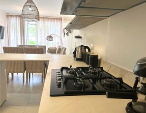 冷蔵庫、電子レンジ、オーブン、コンロ