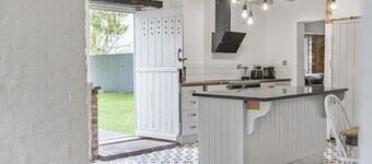 3 Bedroom Country Cottage with Private Fenced Garden