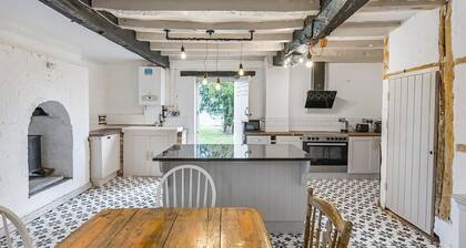 3 Bedroom Country Cottage with Private Fenced Garden