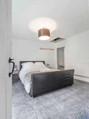 3 Schlafzimmer, Schreibtisch, Bügeleisen/Bügelbrett, Reisekinderbett