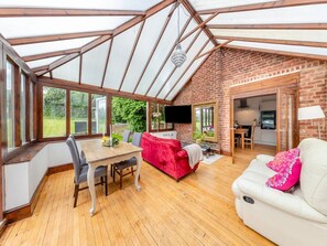 Smart TV, fireplace - Spacious rural escape for groups & families (Shropshire)