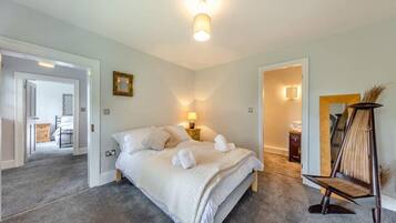 6 bedrooms, desk, iron/ironing board, free WiFi