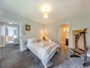6 bedrooms, desk, iron/ironing board, free WiFi