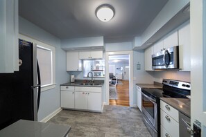 Jääkaappi, mikroaaltouuni, uuni, liesi