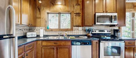 Jääkaappi, mikroaaltouuni, uuni, liesi