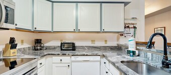 Mallard Lakes townhouse w/community pool, tennis & basketball court