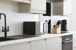 Dishwasher, cookware/dishes/utensils - The Salisbury Apartment 2 Bedroom Deluxe (Scarborough)