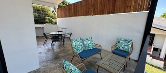 Beautiful modern condo, steps from the beach