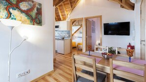 Een modern interieur met een eethoek, keuken en woongedeelte.