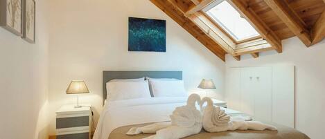 Apartamento clásico, no fumadores, vistas a la ciudad | 2 dormitorios y espacio para trabajar con un portátil