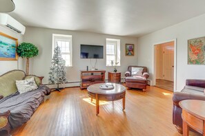 TV, books, video library - Historic Manor 3 Mi to Shawnee Mtn! Pet Friendly (East Stroudsburg)