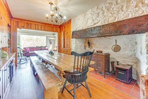 Interior - Historic Manor 3 Mi to Shawnee Mtn! Pet Friendly (East Stroudsburg)