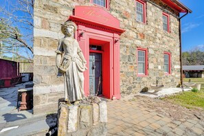Exterior detail - Historic Manor 3 Mi to Shawnee Mtn! Pet Friendly (East Stroudsburg)