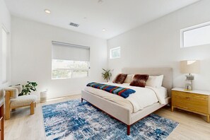 3 bedrooms, iron/ironing board, internet, bed sheets