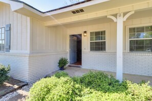 Exterior detail - Walk to Dining & Shops: Dtwn Brookhaven Home! (Brookhaven)
