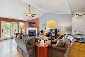 Fernseher, Kamin, DVD-Player, Tischfußball