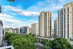 Un edificio residencial de gran altura con varios pisos, ventanas amplias y un diseño arquitectónico moderno.