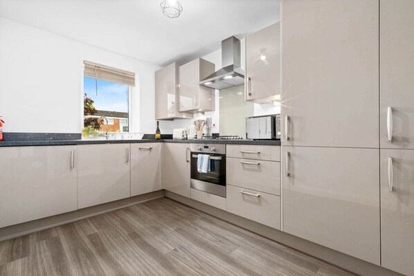 Køleskab, mikrobølgeovn, ovn, kogeplade