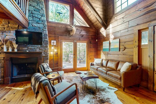 Lake Lure mountain cabin with spectacular views on 2 acres