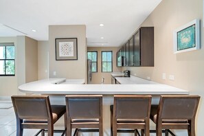 Breakfast area - 3BD Beauty in Coco - Have Coffee or Meals Overlooking Pool (Coco)