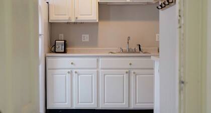 Charming 2-bedroom apartment with AC, WiFi in fabulous Portland