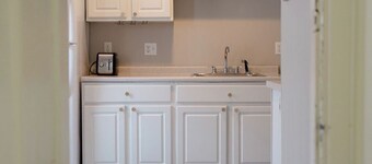 Charming 2-bedroom apartment with AC, WiFi in fabulous Portland