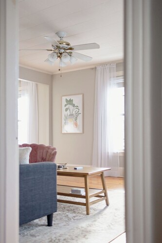 Charming 2-bedroom apartment with AC, WiFi in fabulous Portland