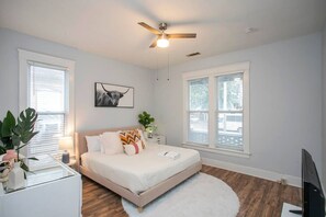 2 bedrooms, desk, iron/ironing board, travel cot - Neon Nashville! 5 min to Broadway •Walk 2 dining! (Nashville)