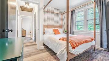 3 chambres, bureau, fer et planche Ă  repasser, lit parapluie