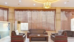 A spacious lobby with a large sofa set, a coffee table, and a chandelier. - Shui Yun Jian Xinghualou Hotel (Chizhou)
