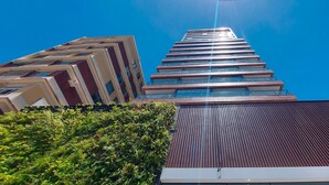 A modern high-rise building with a clear sky. - COBAR0121 - Edifício Barra Premium (Salvador)