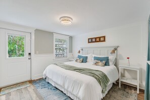 1 habitación, escritorio, tabla de planchar con plancha y cuna de viaje 